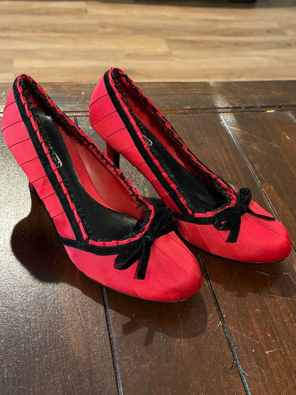 Unlisted Kenneth Cole Charm-Ing Red Black Satin Bow Heels Size 10